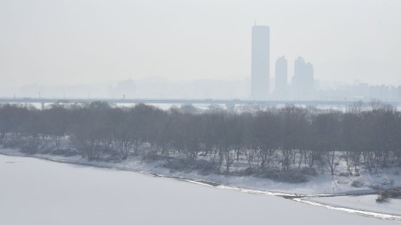 서울과 경기 등 수도권 지역 미세먼지가 '나쁨' 수준을 보인 13일 서울 서강대교에서 바라본 여의도 일대가 뿌옇게 보이고 있다. 사진=서동일 기자