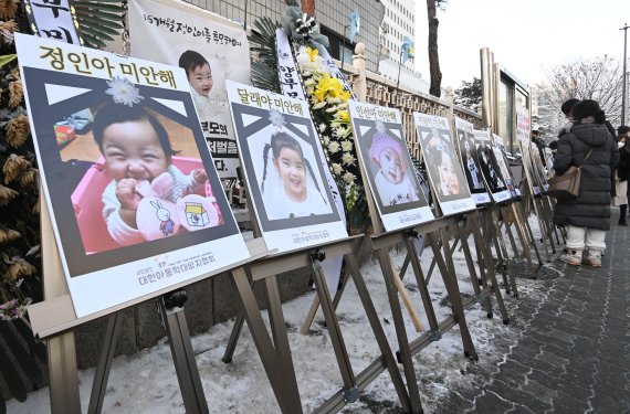 16개월 된 입양 딸 정인양을 학대해 숨지게 한 혐의를 받는 양부모에 대한 첫 공판이 열린 지난달 13일 서울 신월로 남부지방법원 앞에 학대로 숨진 아동들의 사진이 걸려 있다. 사진=김범석 기자