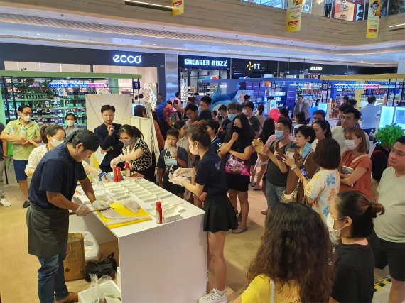 수협중앙회 베트남 호치민 무역센터가 현지에서 우리 농산물을 현지인들에게 소개하는 행사를 진행하고 있다. 수협중앙회는 현재 7개국에서 무역센터를 운영하며 우리나라 중소 수산기업의 해외 진출 전과정을 지원하고 있다.