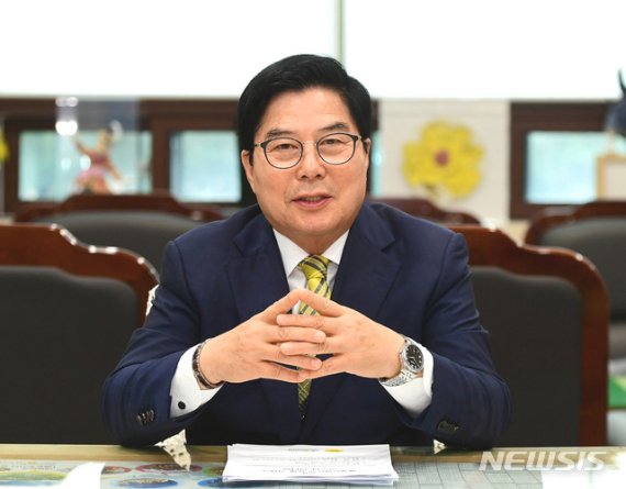 식당에서 여성추행 혐의 유두석 장성군수, 2심도 무죄