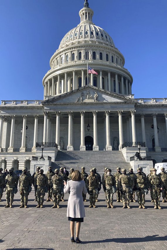 낸시 펠로시 미국 하원의장이 13일(현지시간) 워싱턴 의사당 앞에서 도널드 트럼프 대통령 탄핵표결에 앞서 주방위군에게 의사당 보호를 당부하고 있다. 사진=AP뉴시스