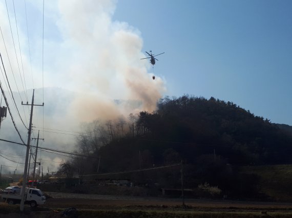 충북도의 산불진화 임차헬기가 지난해 증평 도안에서 발생한 산불을 진화하고 있다.