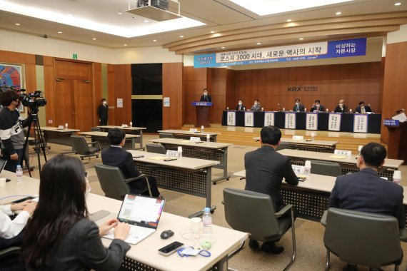 손병두 한국거래소 이사장이 14일 오후 서울 여의도 한국거래소에서 열린 코스피 3000돌파 기념 자본시장 CEO 좌담회에서 모두발언을 하고 있다. 이날 좌담회에서 참석자들은 사상 최초로 3000포인트를 돌파한 코스피 3000 시대를 기념하고 그 의미와 배경, 향후 전망 등을 논의한다. 사진=서동일 기자