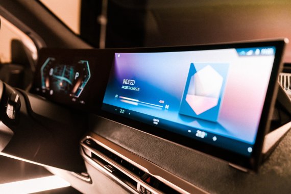 BMW는 CES 2021에서 전기차 iX에 탑재될 예정인 차세대 디스플레이와 운영체제 BMW iDrive를 선보였다. BMW 제공