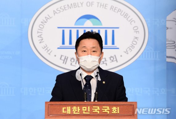 [서울=뉴시스]김선웅 기자 = 최인호수석대변인(의원)이 11일 서울 여의도 국회 소통관에서 더불어민주당 보궐당헌당규 개정 전당원 투표 결과를 브리핑하고 있다.이날 민주당은 지난달 31일과 11월 1일 이틀간 권리당원 투표를 진행했고 투표 참여한 권리당원 86.64%가 당헌 개정 및 공천에 찬성, 내년 4월 서울·부산시장 보궐선거에서 후보를 내기로 결론지었다. (공동취재사진) 2020.11.02 photo@newsis.com