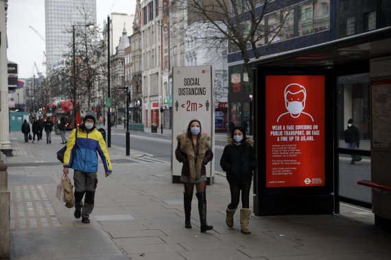 전세계 코로나19 사망자 수가 15일(현지시간) 200만명을 돌파한 가운데 감염력이 매우 높은 변종 바이러스가 급격히 확산하고 있는 영국에서 이날 런던의 옥스퍼드가를 시민들이 마스크를 쓴 채 걸어가고 있다. 사진=AP뉴시스
