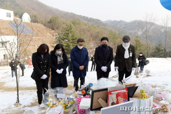 왼쪽부터 이혜원 의원, 윤순옥 의원, 송길원 목사, 전진선 의장, 박현일 의원. 사진제공=양평군의회