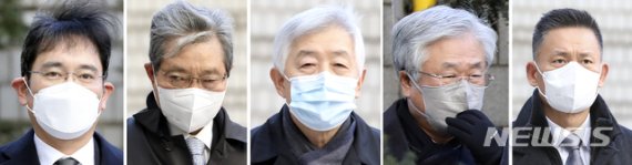 [서울=뉴시스]최진석 기자 = 이재용(왼쪽부터) 삼성전자 부회장과 장충기 전 삼성 미래전략실 사장, 최지성 전 삼성전자 미래전략실장, 박상진 전 삼성전자 사장, 황성수 전 삼성전자 전무가 지난해 12월 서울 서초구 서울고등법원에서 열린 국정농단 관련 파기환송심 10차 공판에 각각 출석하고 있다. 2020.12.30. myjs@newsis.com