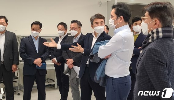 이재용 삼성전자 부회장이 6일 중장기 전략 점검을 위해 세트부문 사장단과 서울 서초구 우면동에 위치한 삼성리서치를 점검하고 있다. (삼성전자 제공) 2021.1.6/뉴스1