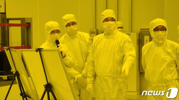 이재용 삼성전자 부회장이 4일 경기도 평택에 위치한 반도체 사업장을 방문, EUV(극자외선) 전용라인을 점검하고 있다. (삼성전자 제공) 2021.1.4/뉴스1