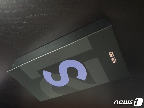 삼성전자 갤럭시S21의 패키지 상자. 충전기, 번들이어폰, 기본 케이스를 빼서 얇아졌다. 2021.01.16./뉴스1 © News1 김정현 기자