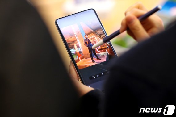 갤럭시S21 시리즈에 새로 추가된 '지우기' 기능을 써보고 있는 체험자. 2021.1.15/뉴스1 © News1 이동해 기자