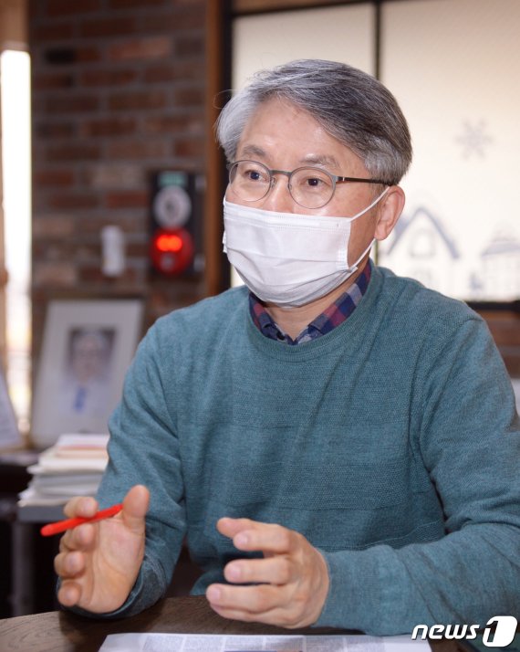 '친문' '호남' 출신 의원의 '이재명 경기지사 지지 선언' 발언으로 이슈 인물로 떠오른 민형배 더불어민주당 광주 광산구을 국회의원이 16일 광주 광산을지역위원회 사무실에서 뉴스1과 만나 인터뷰를 하고 있다.2021.1.16/뉴스1 © News1 박준배 기자