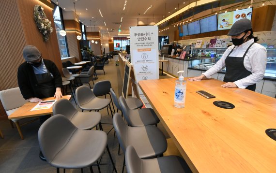 카페 내 취식 허용을 하루 앞둔 지난 17일 서울 서초구의 한 카페에서 직원들이 의자및 테이블 정리를 하고 있다. /사진=서동일 기자
