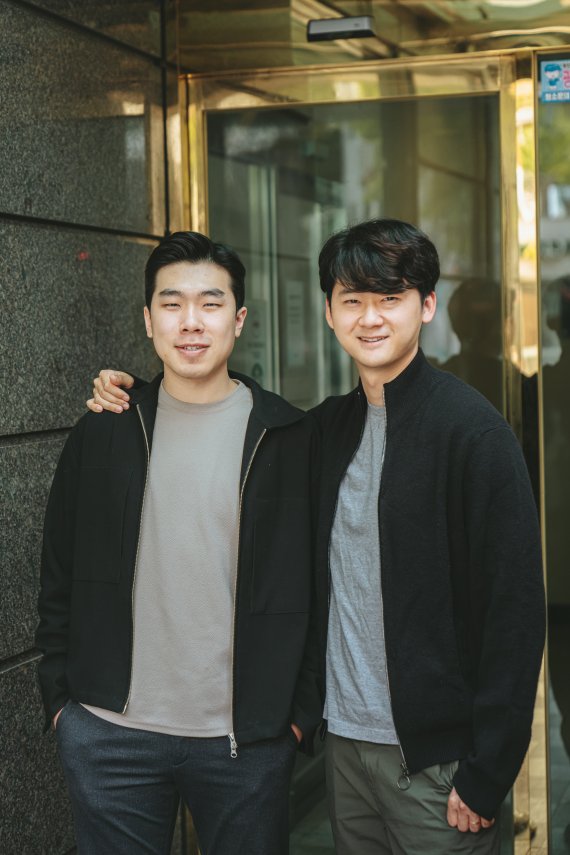 심건우(오른쪽) 이태훈 드리머리 공동대표가 서울 공덕동에 위치한 서울창업허브센터에서 포즈를 취하고 있다. 드리머리 제공