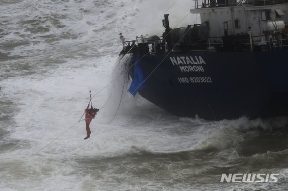 지난 2018년 12월 19일 터키 실레 인근 흑해 연안에서 터키 구조 당국이 침몰한 화물선 선원을 구조하는 모습.AP뉴시스