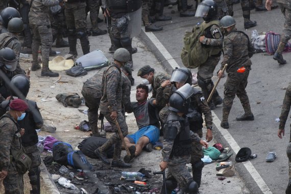 과테말라 바도 혼도에서 17일(현지시간) 과테말라 군인들이 온두라스 이민자를 연행하고 있다.AP뉴시스