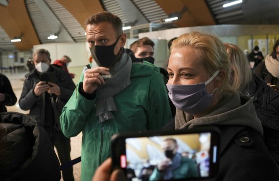 러시아 모스크바의 셰레메티예보 공항에서 17일(현지시간) 러시아 야권 운동가 알렉세이 나발니(왼쪽)와 부인 율리아가 입국장 검색대에서 차례를 기다리고 있다.AP뉴시스