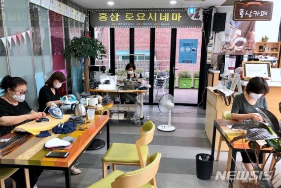 [서울=뉴시스] 서울 서대문구 홍제3동 자원봉사캠프 회원들이 홀몸어르신 등에게 전할 면 마스크를 만들고 있다. (사진=서대문구 제공) 2020.12.02. photo@newsis.com