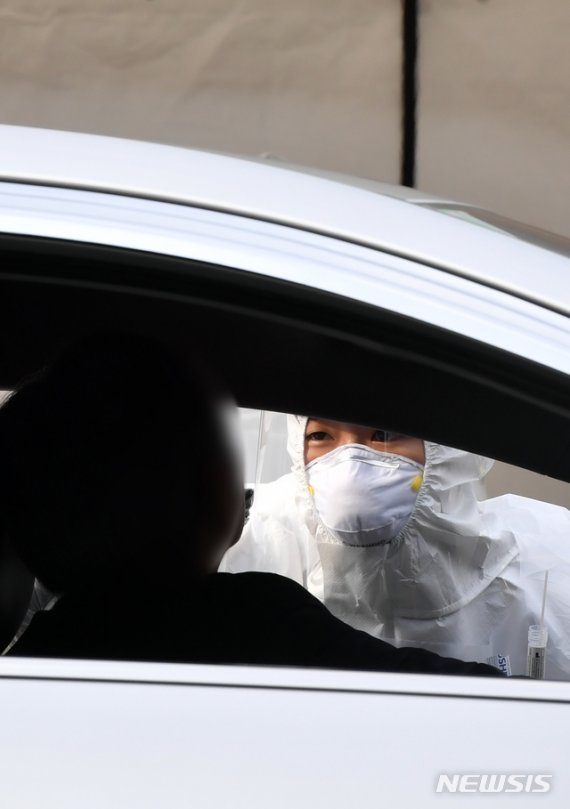 [부산=뉴시스] 하경민 기자 = 찾아가는 이동 선별검사소가 설치된 부산 연제구 부산아시아드주경기장 주차장을 찾은 택시 기사들이 11일 오전 드라이브스루 방식으로 코로나19 진단검사를 위한 검체를 채취하고 있다. 부산시는 무증상 감염 고리 차단을 위해 지역 택시 종사자 2만2000여명(개인택시 1만3837대, 법인택시 8600대)을 대상으로 한 찾아가는 이동 선별검사소를 오는 15일까지 닷새 동안 운영한다. 2021.01.11. yulnetphoto@newsis.com