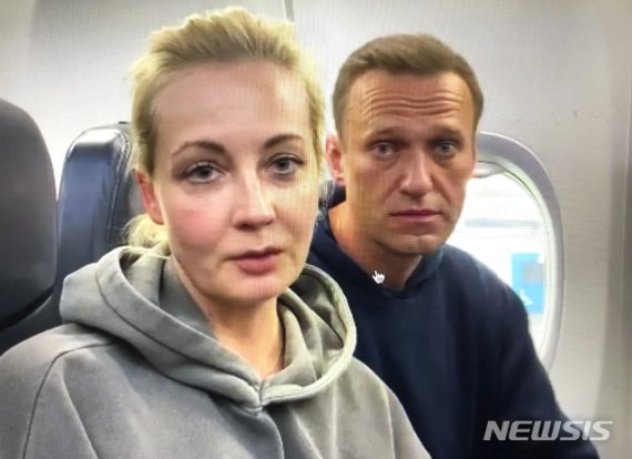 [모스크바=AP/뉴시스]러시아 야당 지도자 알렉세이 나발니(오른쪽)와 그의 아내 율리야가 17일(현지시간) 독일 베를린 브란덴부르크 공항에서 러시아 모스크바 행 항공기에 올라 셀카를 찍고 있다. 나발니는 러시아 셰레메티예보 공항에 도착해 러시아 교정 당국에 체포됐다. 앞서 교정 당국은 “나발니가 집행유예 의무사항을 이행하지 않아 수배자 명단에 올라 있어 귀국하면 체포할 것”이라고 밝힌 바 있다. 2021.01.18. <저작권자ⓒ 공감언론 뉴시스통신사. 무단전재-재배포 금지.> /사진=뉴시스화상