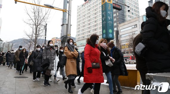18일 오전 서울 동작구 4호선 사당역에 시민들이 출근을 하고 있다. /사진=뉴스1