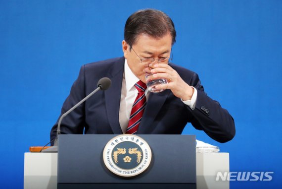 [서울=뉴시스]추상철 기자 =문재인 대통령이 18일 오전 청와대 춘추관에서 온·오프 혼합 방식으로 열린 '2021 신년 기자회견'에 참석해 물을 마시고 있다. 2021.01.18. scchoo@newsis.com <저작권자ⓒ 공감언론 뉴시스통신사. 무단전재-재배포 금지.> /사진=뉴시스화상