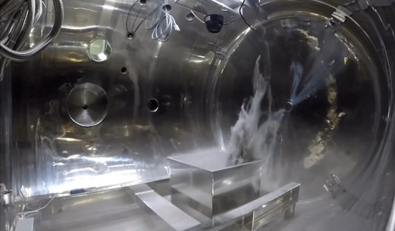 한국건설기술연구원 이장근 극한환경연구센터장 연구팀이 진공챔버에 월면토를 넣고 진공펌프를 돌리자 화산폭발하듯 월면토가 튀어 오르고 있다. 이 현상은 공기를 품고 있는 흙이 진공상태로 변하면서 기압차가 발생해 공기가 위로 빠져 나올때 함께 튀어오르는 것이다. 건설기술연구원 제공