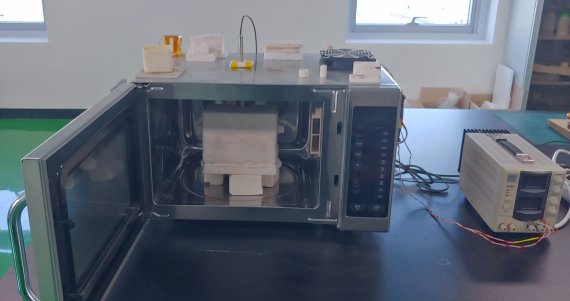 한국건설기술연구원 이장근 극한환경연구센터장 연구팀이 전자레인지를 개조해 월면토 만으로 벽돌을 만들었다. 사진=김만기 기자