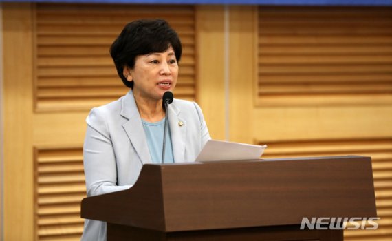 [서울=뉴시스]김선웅 기자 = 남인순 더불어민주당 의원이 지난해 7월7일 오후 서울 여의도 국회에서 열린 신현영 의원실 주최 '의료기관 아동학대 신고율 제고 방안은?' 정책토론회에서 축사를 하고 있다. 2020.07.07. mangusta@newsis.com