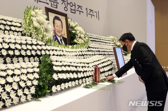 [서울=뉴시스] 신동빈 롯데 회장이 18일 오전 롯데월드타워에 마련된 제단에 헌화하고 있다. (사진=롯데그룹 제공)