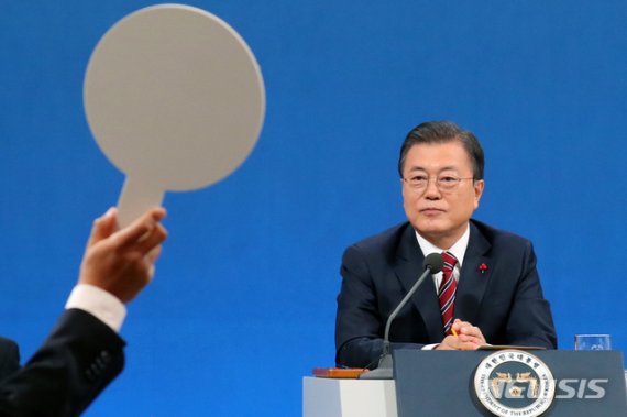 문재인 대통령이 18일 오전 청와대 춘추관에서 온·오프 혼합 방식으로 열린 '2021 신년 기자회견'에 참석해 질문자를 바라보고 있다