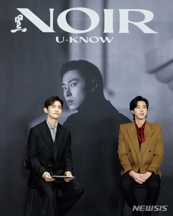 [서울=뉴시스]유노윤호가 18일 새 미니앨범 '누아르(NOIR)'로 컴백한다. 이날 기자간담회 진행은 '동방신기' 최강창민이 맡았다. (사진=SM엔터테인먼트 제공) 2021.01.18. photo@newsis.com