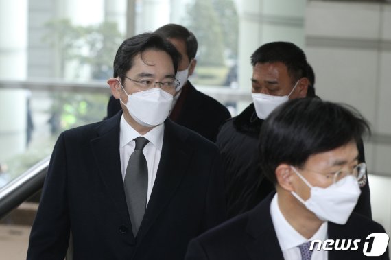 이재용 삼성전자 부회장이 18일 오후 서울 서초구 서울고법에서 열리는 '국정농단' 사건 파기환송심 선고 공판에 출석하고 있다. 2021.1.18/뉴스1 © News1 신웅수 기자