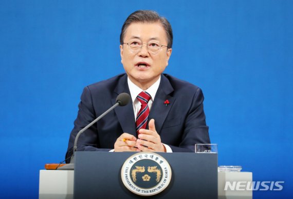 [서울=뉴시스]추상철 기자 =문재인 대통령이 18일 오전 청와대 춘추관에서 온·오프 혼합 방식으로 열린 '2021 신년 기자회견'에 참석해 취재진의 질문에 답변하고 있다. 2021.01.18. scchoo@newsis.com