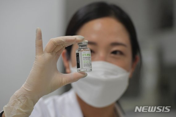 셀트리온 연구원이 인천 연수구 셀트리온 2공장에서 셀트리온 코로나19 항체 치료제를 바라보고 있다.