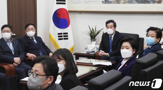 이낙연 더불어민주당 대표가 18일 오전 서울 여의도 국회 당대표실에서 대통령 신년기자회견을 시청하고 있다. 2021.1.18/뉴스1 © News1 성동훈 기자