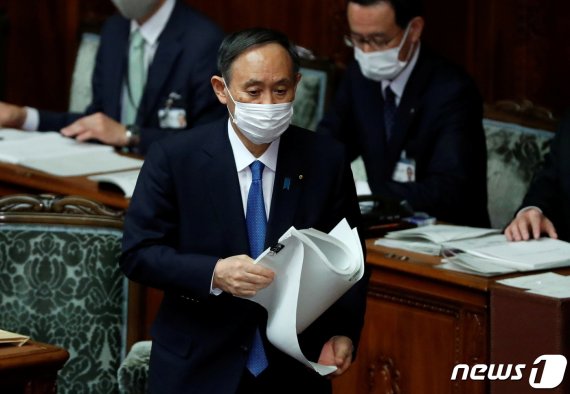 마스크를 착용한 스가 요시히데 일본 총리가 18일 오후 국회에서 시정방침연설을 하기 위해 단상으로 이동 중이다. © 로이터=뉴스1