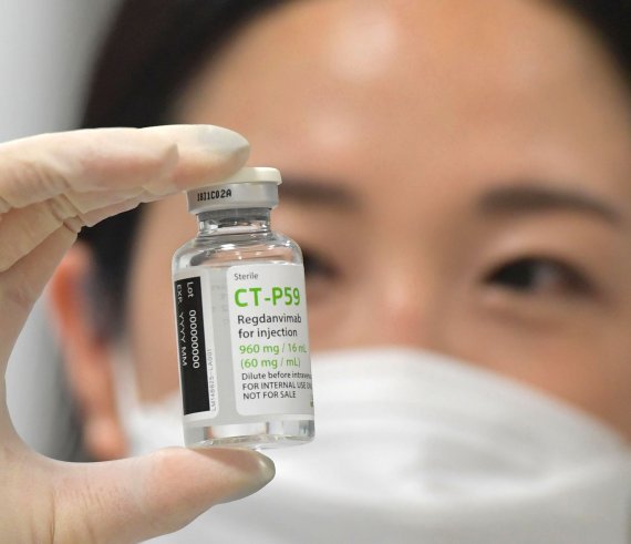 셀트리온 연구원이 인천 연수구 셀트리온 2공장에서 셀트리온 코로나19 항체 치료제를 바라보고 있다. 뉴시스