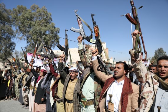 후티족 반군 지지자들이 지난해 1월 18일(현지시간) 예멘 사나의 미국 대사관 앞에서 총기를 들고 시위하고 있다. 로이터뉴스1