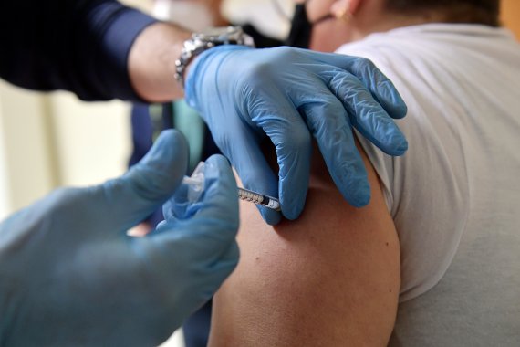 모더나 백신을 투여받고 있는 해외의 한 주민 /사진=로이터뉴스1
