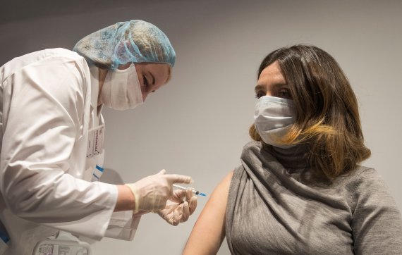 18일(현지시간) 러시아 모스크바에서 한 시민이 러시아 코로나19 백신을 접종받고 있다.로이터뉴스1