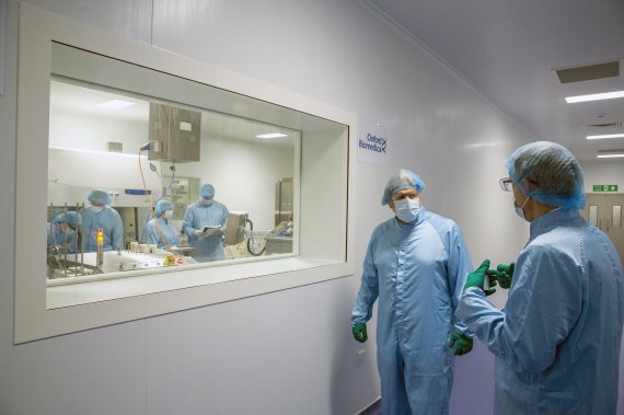 보리스 존슨(가운데) 영국 총리가 18일(현지시간) 잉글랜드 옥스퍼드셔의 아스트라제네카 코로나19 백신 제조시설을 방문해 관계자의 설명을 듣고 있다. 사진=AP뉴시스