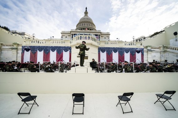 미국 군악대가 18일(현지시간) 조 바이든 대통령 당선인의 대통령 취임식이 열리는 워싱턴 의사당에서 예행연습을 하고 있다. 사진=AP뉴시스