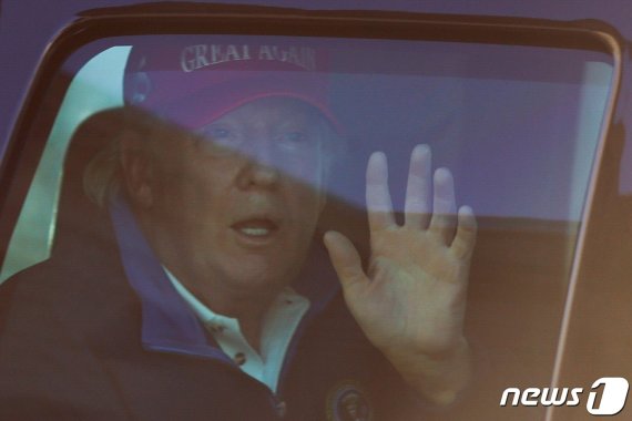 도널드 트럼프 미국 대통령이 차량 밖을 향해 손을 흔들고 있다.<div id='ad_body3' class='mbad_bottom' ></div> /사진=뉴스1