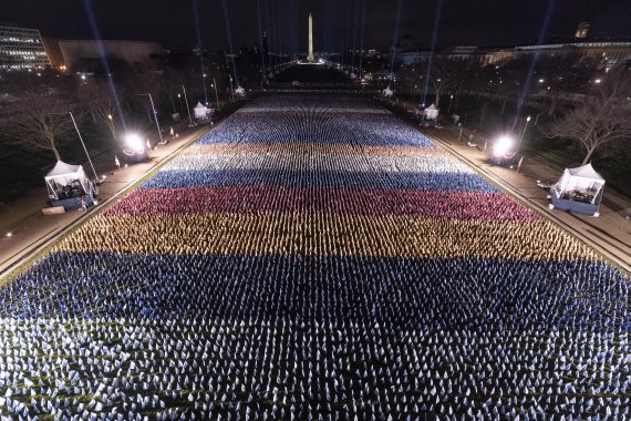 오는 20일(현지시간) 미국 대통령 취임식이 거행될 워싱턴DC 의회 의사당 앞 내서널몰 광장에 참석을 하지 못하는 시민들을 대신해 소형 성조기 19만1500개가 꽂혀있다.AP뉴시스