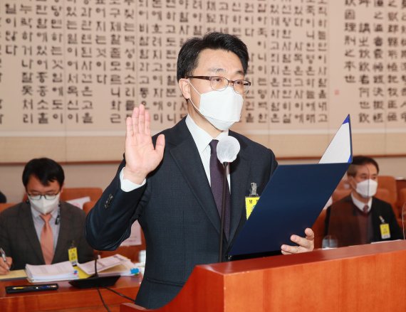 김진욱 초대 고위공직자범죄수사처(공수처) 처장 후보자가 19일 오전 서울 여의도 국회 법제사법위원회에서 열린 인사청문회에 출석해 증인 선서를 하고 있다. 사진=박범준 기자