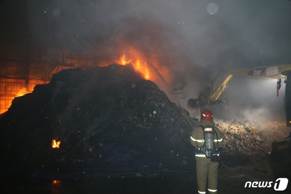 지난 18일 오후 8시44분께 경기 포천시 화현면의 폐기물처리업체에서 불이 나 5시간 만에 꺼졌다. (사진제공=포천소방서 © 뉴스1
