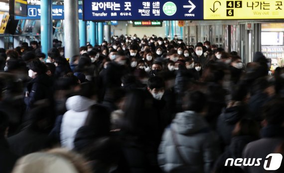 19일 오전 마스크를 쓴 시민들이 서울 구로구 지하철 1호선 신도림역에서 출근길 발걸음을 옮기고 있다. 2021.1.19/뉴스1 © News1 오대일 기자