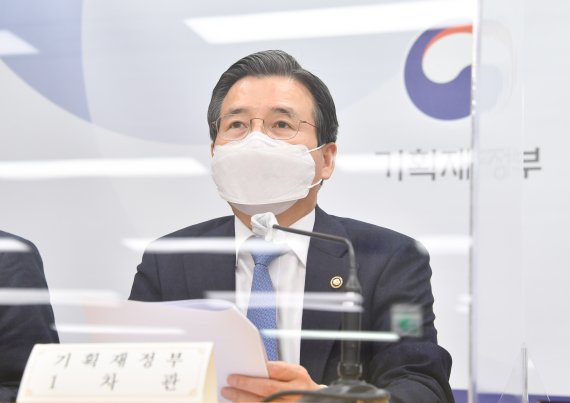 김용범 기획재정부 차관이 1월 8일 정부세종청사에서 열린 '2021년 기획재정부 업무계획' 브리핑에서 주요내용을 발표하고 있다.